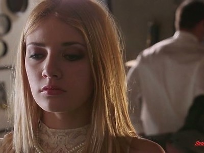 nastolatka rozbiera się przy akwarium