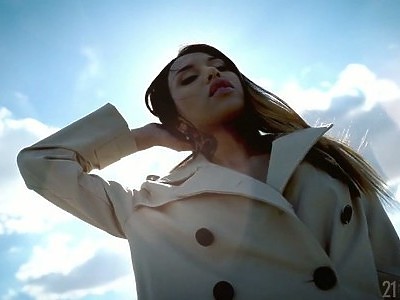 słodka niebieskooka nastolatka z wielką czarną pałą w cipce