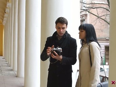 długonoga nastolatka wygina się na jego fiucie