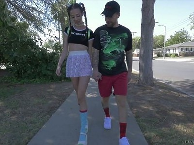 nastolatka z kolczykami w sutkach masturbuje się samotnie