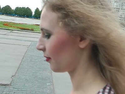 silikonowa nastolatka z tatuażem na cycu