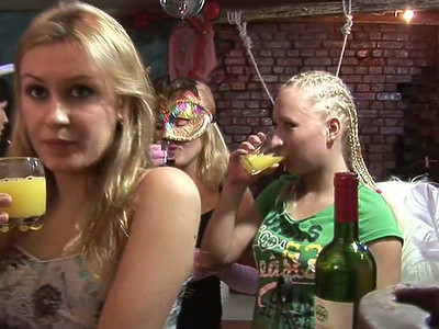 nastolatki z boskimi dupeczki kochają się z facetem