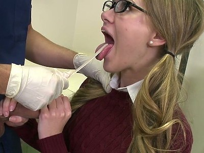 mała amatorka delektuje się penisem