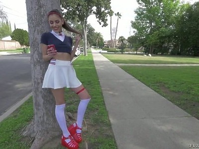 sexowna dziewica pozuje w kuchni