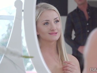 młoda niewinna seksowna laseczka w bieli