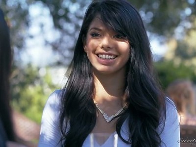 nastolatka leży na brzuszku i ciągnie pałkę