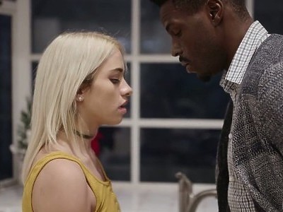 piękna amatorka jeździ palcem po swojej pipce