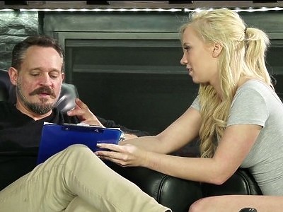 amatorska blond nastolatka przed kamerką