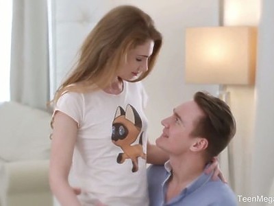 nastoletnia dziewica pokazuje cipeczke w kuchni