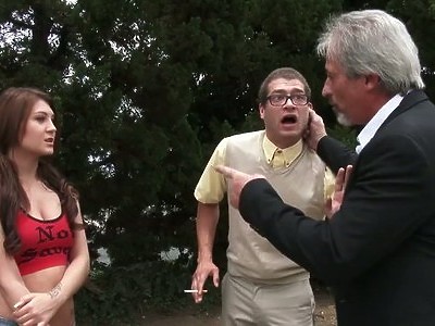 nastolatka zaczyna ssać jego pałeczkę