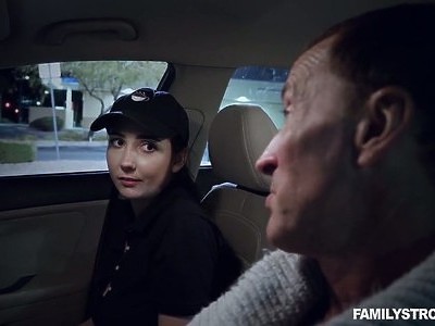 młoda wciska wibrator w swoje kakaowe oczko