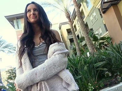 sexi nastolatka bierze prysznic nago