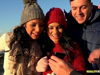 seksowna nastolatka robi szpagat na fiucie