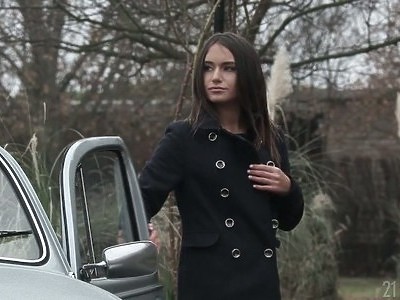 nastolatka przymierza bieliznę