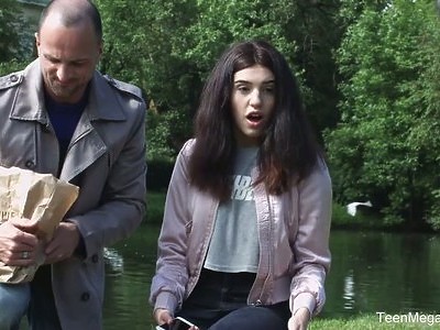 włochate i młode lesbijki na łóżeczku