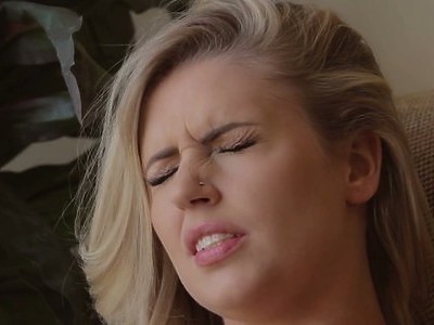 młoda laska ma ekstra tyłek