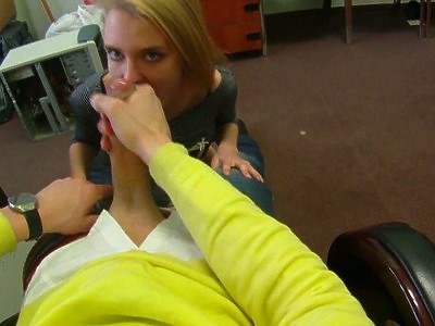 nastolatka sobie myje wąską cipkę