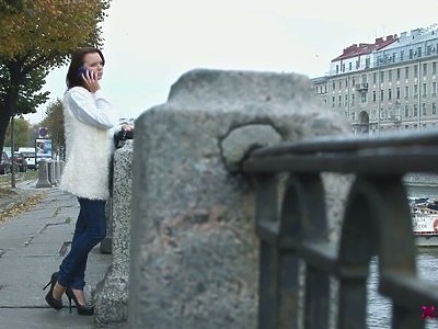 niegrzeczna nastolatka słodko ciągnie fiuta