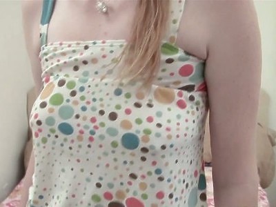 długonoga nastolatka pieści cipkę paluszkami