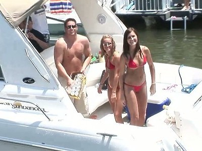 czarnowłosa dziewica na długiej pałce