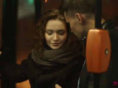 ostra nastolatka jęczy podczas posuwania w obie dziurki