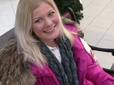 nastolatka w lateksowych majtkach