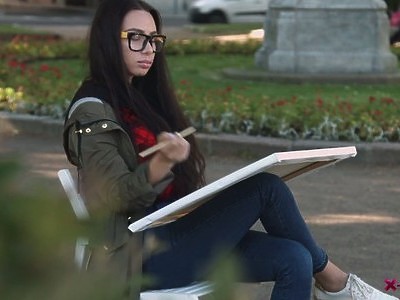 młoda blondi pozuje w lateksie