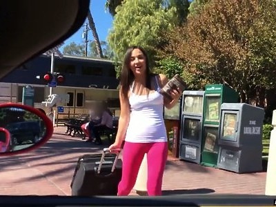 niebieskowłosa nastolatka z jędrnymi cycami