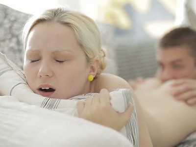 kudłata nastolatka przyjmuje strzał na twarz