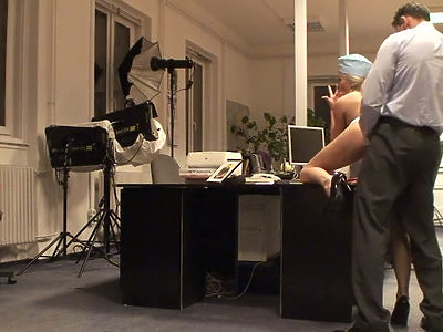 młoda suczka delikatnie ssie wielką pałę