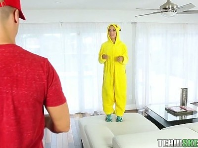 zabiera się za cipkę młodej dziewczyny