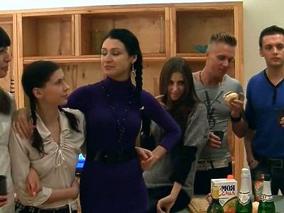 chuda i młoda ślicznotka fajnie się pieści przed kamerką