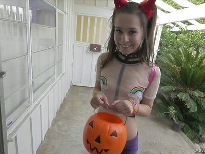 dwie nastolatki zabawiają się wzajemnie