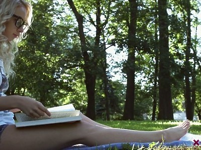 młoda blondyna rucha się z pasji