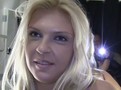 rżnie gorącą laską na łyżeczkę