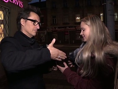 nastolatka wali konia przed kamerką