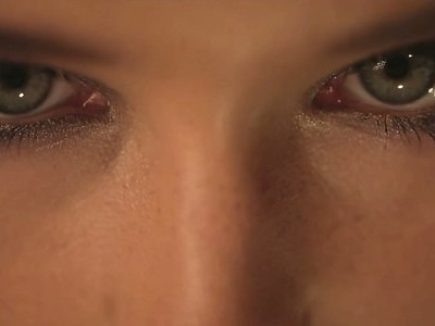 nastolatka masturbuje się w pokoju