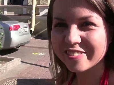 dziewica pozuje na materacu