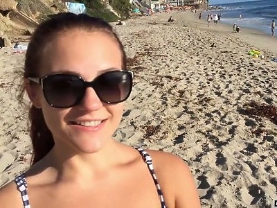 seks nastolatka masuje swoją pipkę