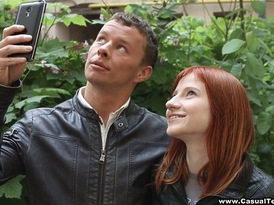 nastolatka z afryki ciągnie sterczące fiuty