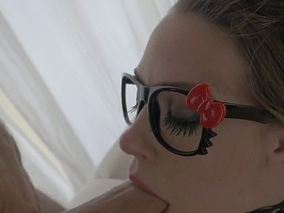 słodka nastolatka na łóżku