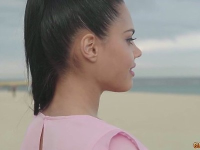 nastolatka z cycami na wierzchu fajnie ssie kutasa