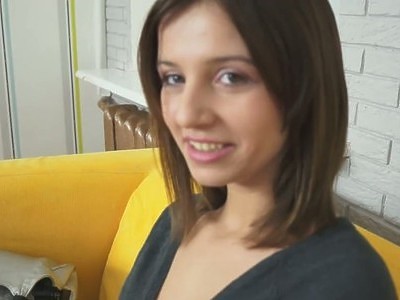 rucha się z mega fajna silikonową laską w jego willi