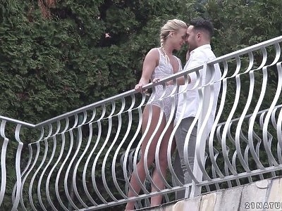 klęcząca nastolatka ma zapinaną buźkę