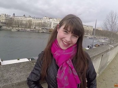 ciemnowłosa nastolatka i gumowy jebaka