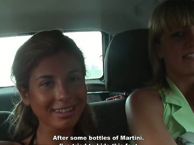 dwie seksowne młode lesby zabawiają się razem przed kamerką