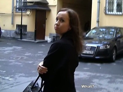 ruda nastolatka delektuje się jej jej cipkę