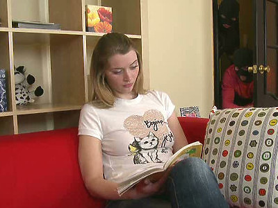 młoda nastolatka bawi się cipką