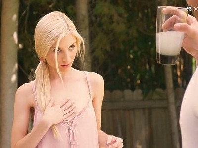 amatorka masturbuje się fioletowym wibratorem