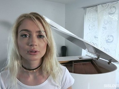 młoda panna zainteresowała się jego penisem